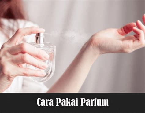 cara mencurahkan parfum.